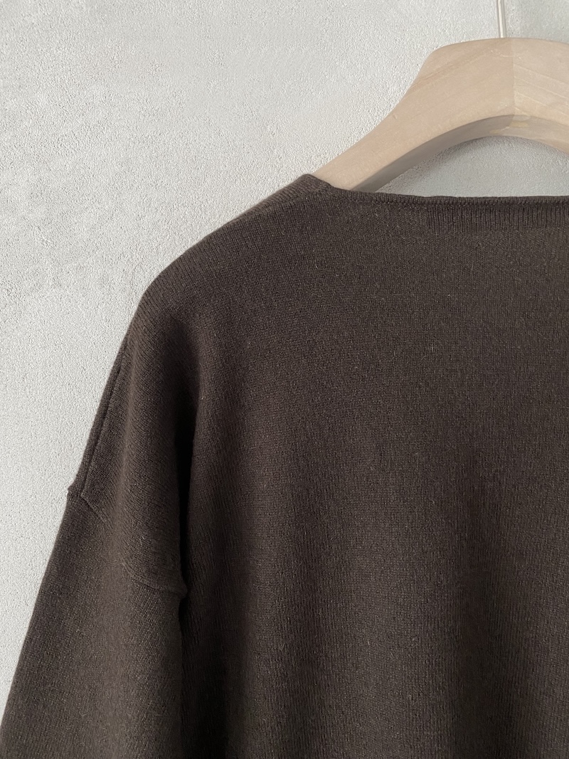 Maglia over marrone in cashmere leggero con scollo a V Marina Lari