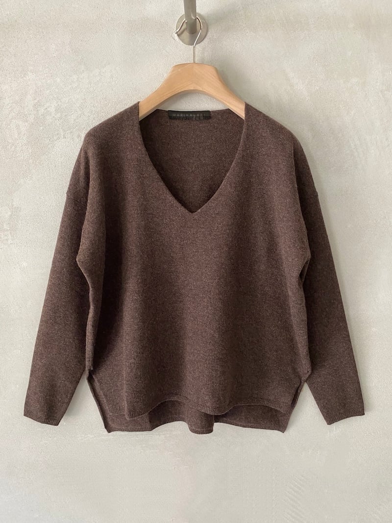 Maglia over marrone in cashmere leggero, con profondo scollo a V, spalla calata e spacchi laterali, Marina Lari.