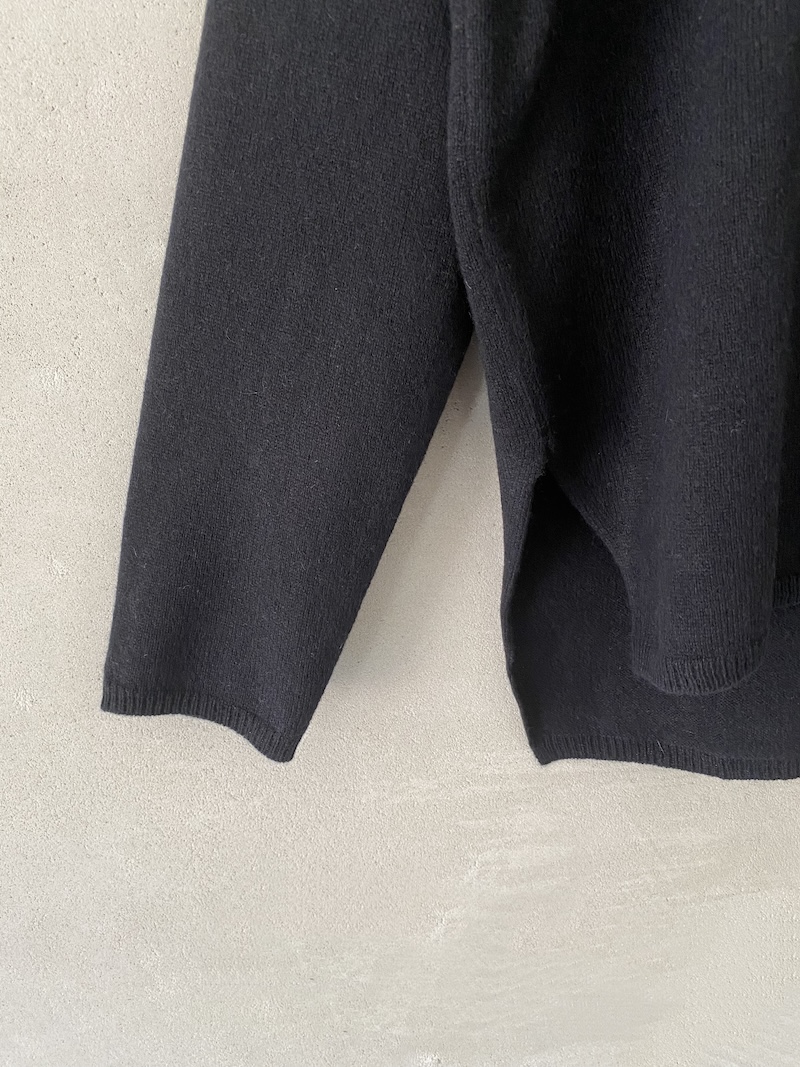 Maglia over nera in cashmere leggero con scollo a V Marina Lari