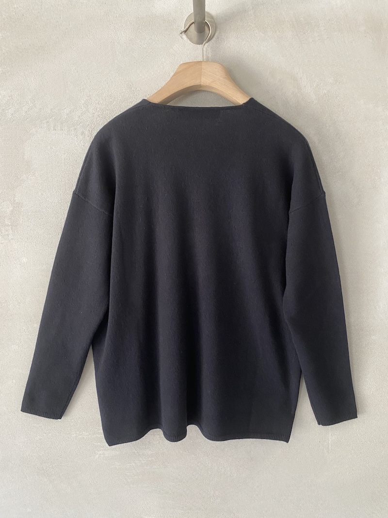 Maglia over nera in cashmere leggero con scollo a V Marina Lari