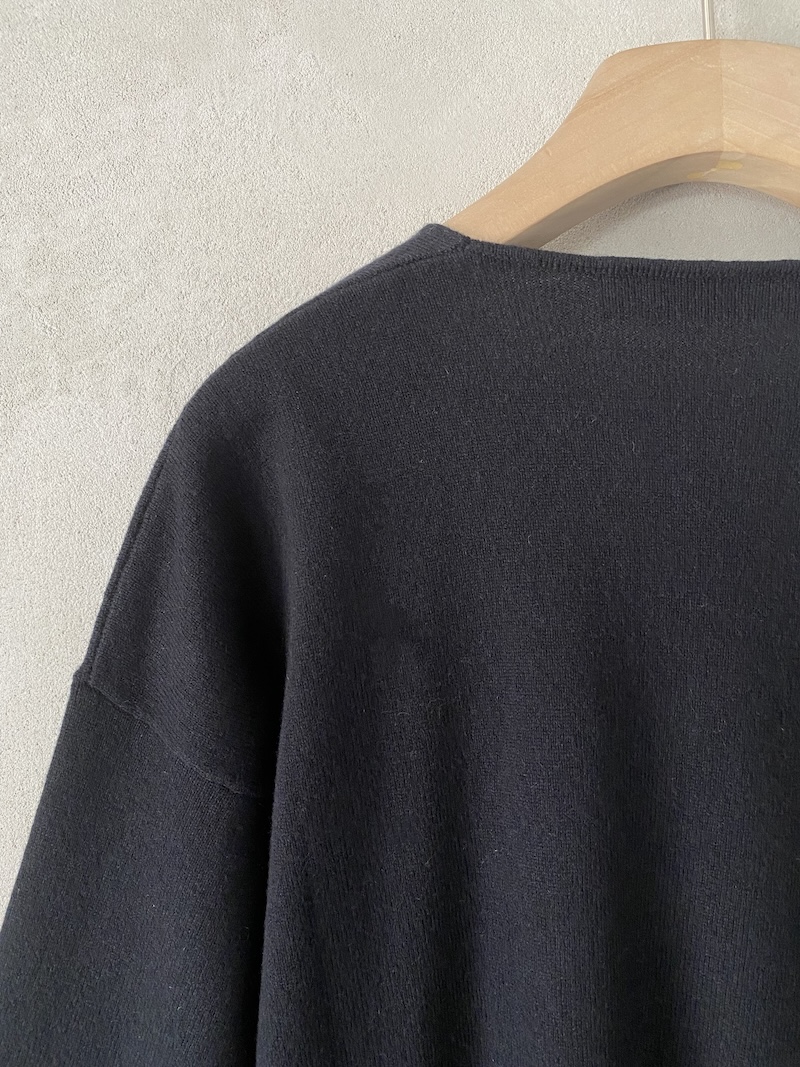 Maglia over nera in cashmere leggero con scollo a V Marina Lari