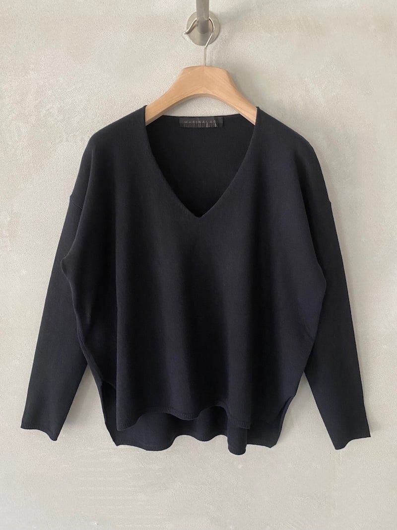 Maglia over nera in cashmere leggero, con profondo scollo a V, spalla calata e spacchi laterali, Marina Lari.