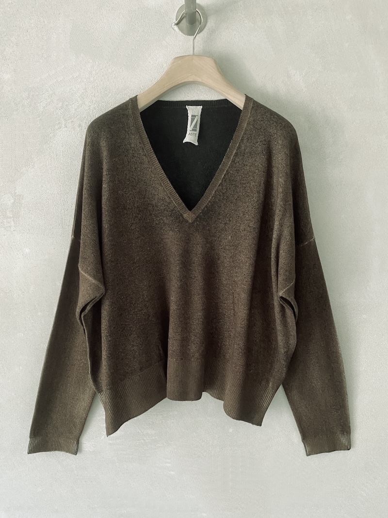 Maglia verde muschio bicolore in lana merino e cashmere spruzzata a mano con aerografo, linea over, scollo a V e spalla calata, Alessandro Aste.