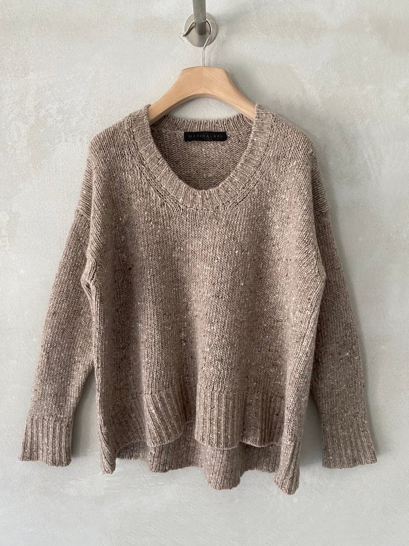Maglione beige in cashmere e lana tweed, con linea over boxy, scollo tondo ampio e fondo ellittico, Marina Lari.