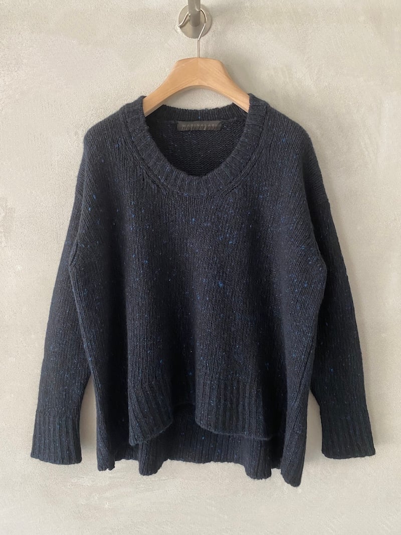 Maglione blu in cashmere e lana tweed, con linea over boxy, scollo tondo ampio e fondo ellittico, Marina Lari.