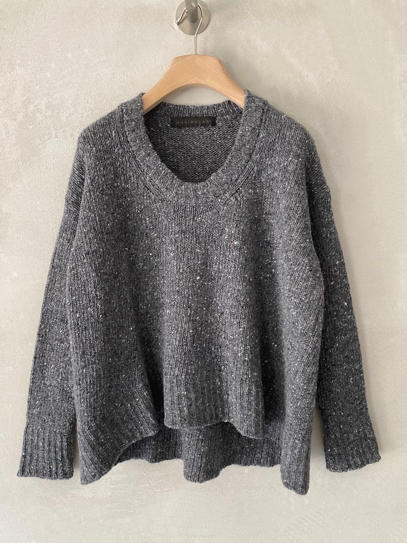 Maglione grigio in cashmere e lana tweed, con linea over boxy, scollo tondo ampio e fondo ellittico, Marina Lari.