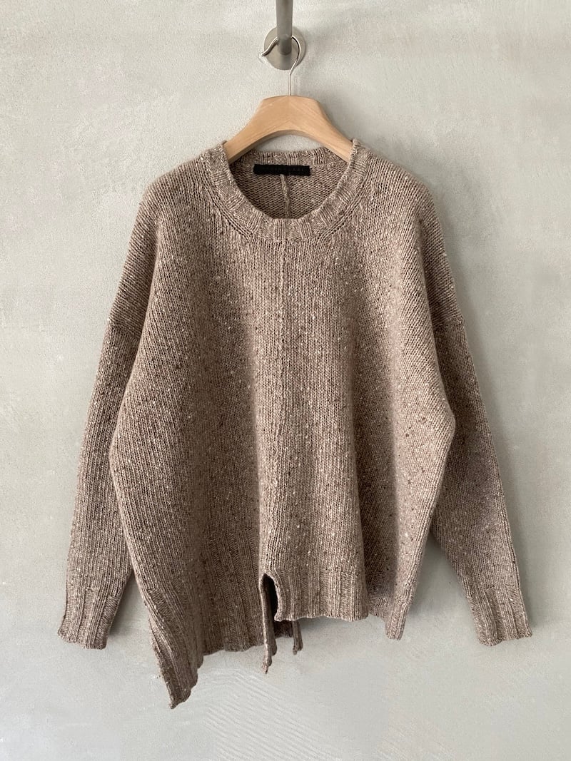 Maglione oversize beige in cashmere e lana tweed, con fondo asimmetrico, spacco centrale e cuciture a vista, Marina Lari.