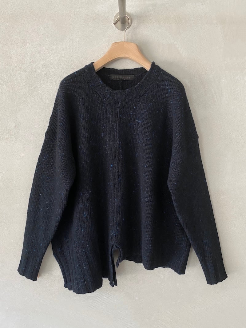 Maglione oversize blu in cashmere e lana tweed, con fondo asimmetrico, spacchi centrali e cuciture a vista, Marina Lari.