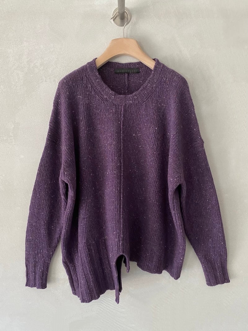 Maglione oversize viola in cashmere e lana tweed, con fondo asimmetrico, spacco centrale e cuciture a vista, Marina Lari.