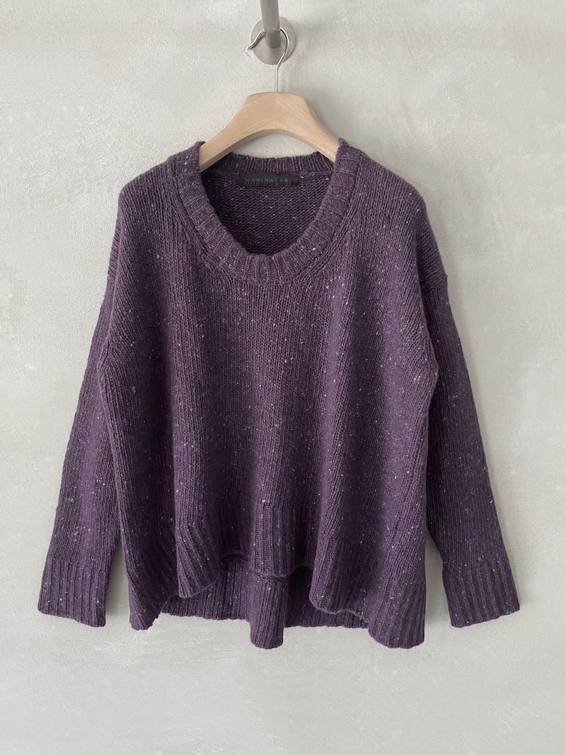 Maglione viola in cashmere e lana tweed, con linea over boxy, scollo tondo ampio e fondo ellittico, Marina Lari.