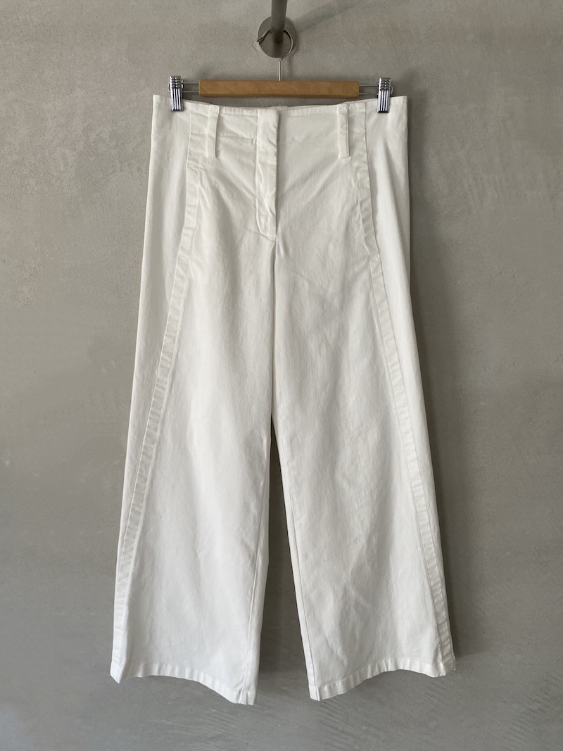 Pantaloni bianchi in cotone elasticizzato tinto in capo, con vita media, passanti e gamba dritta dalla linea morbida, Barbara Tani.
