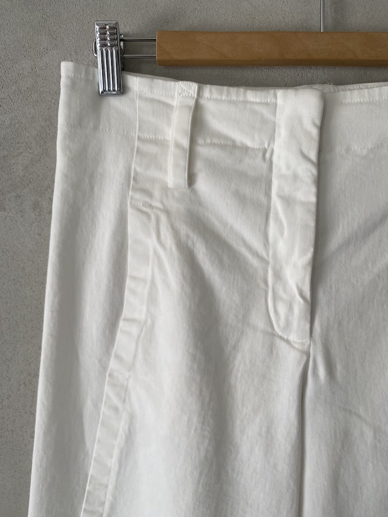 Pantaloni bianchi in cotone elasticizzato tinto in capo, con vita media, passanti e gamba dritta dalla linea morbida, Barbara Tani.