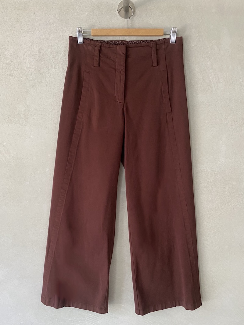 Pantaloni bordeaux in cotone elasticizzato tinto in capo, con vita media, passanti e gamba dritta dalla linea morbida, Barbara Tani.