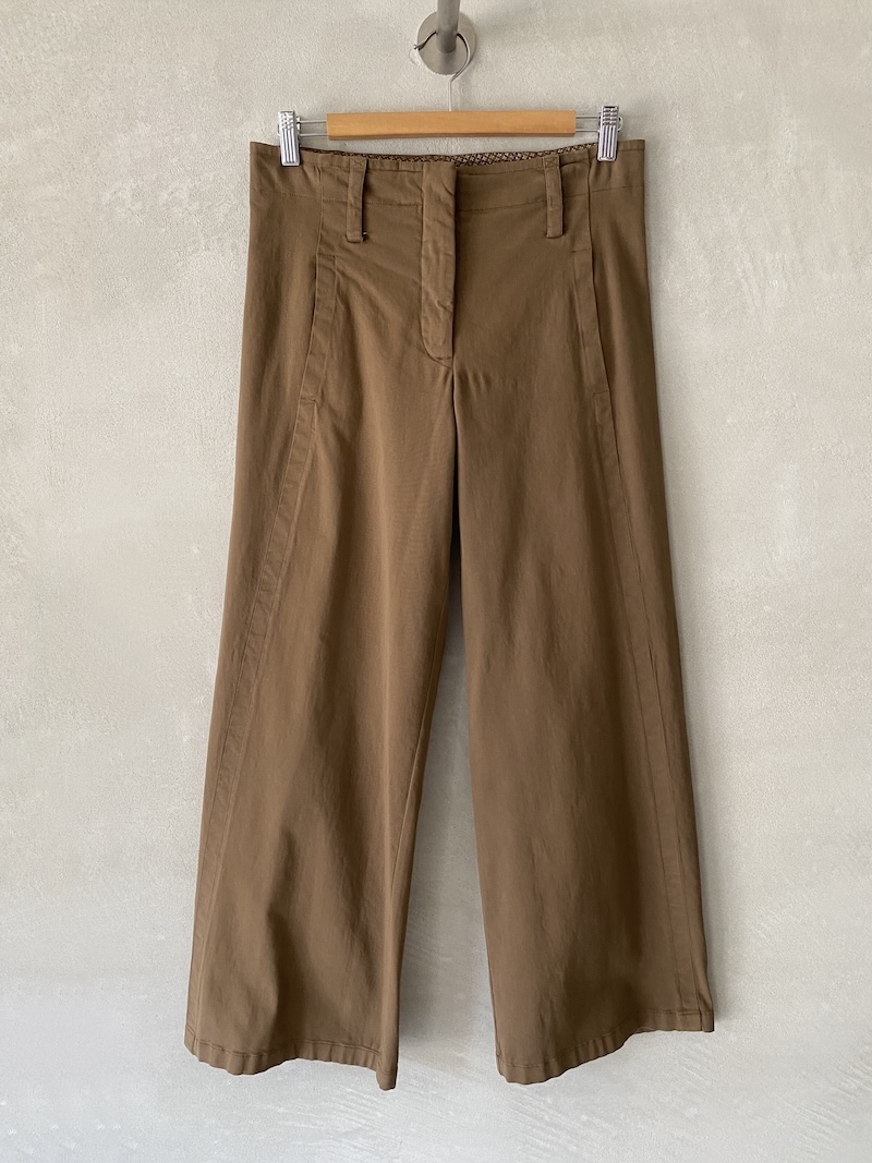 Pantaloni marrone nocciola in cotone elasticizzato tinto in capo, con vita media, passanti e gamba dritta dalla linea morbida, Barbara Tani.