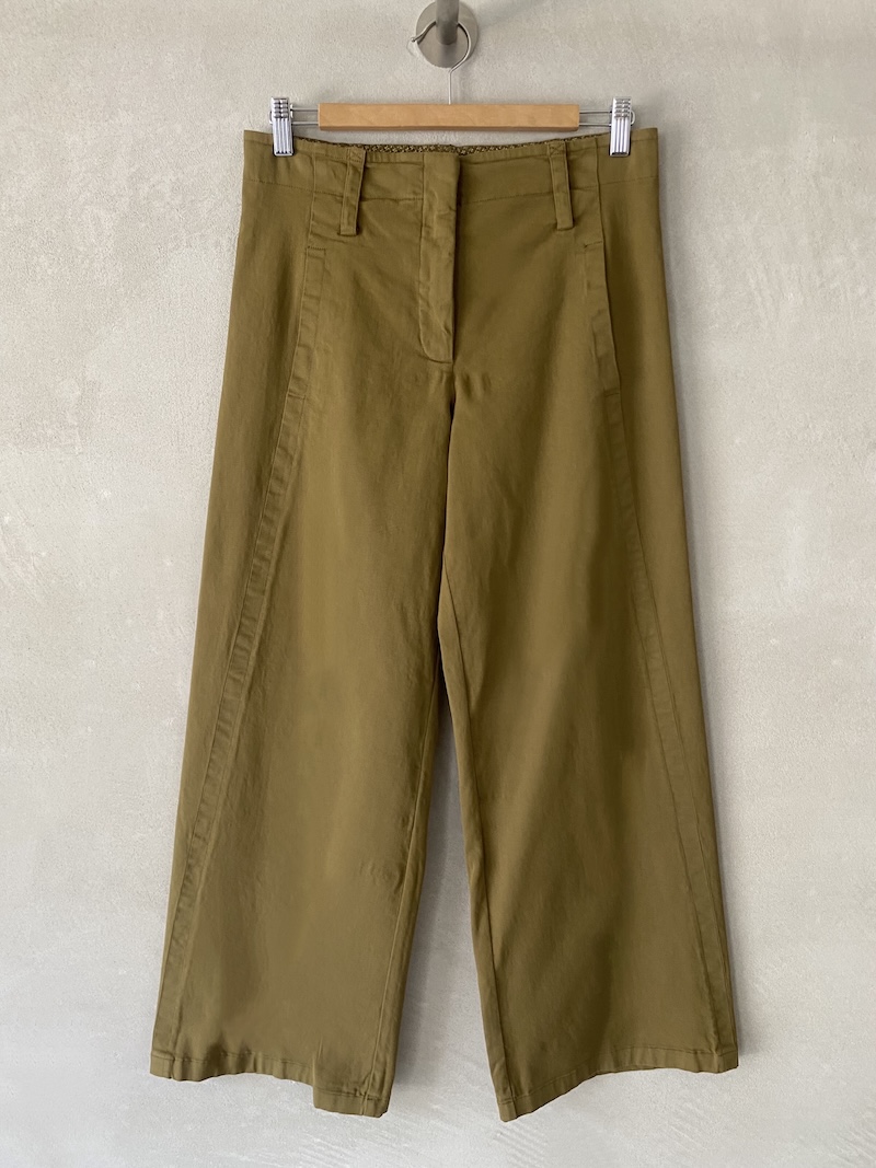 Pantaloni color senape in cotone elasticizzato tinto in capo, con vita media, passanti e gamba dritta dalla linea morbida, Barbara Tani.