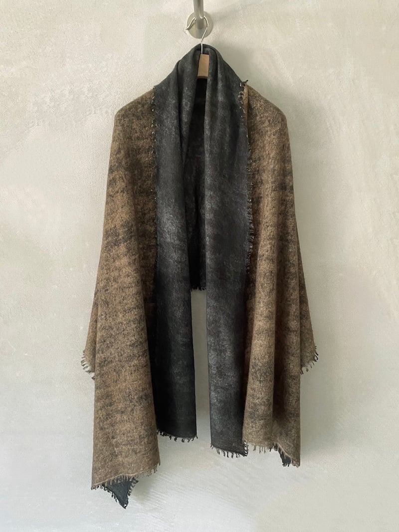 Stola infeltrita bicolore in cashmere grigio e verde muschio con bordi sfrangiati, Alessandro Aste.