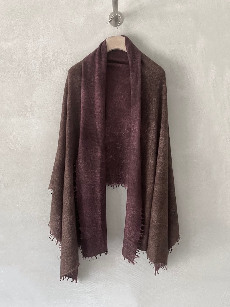 Stola infeltrita bicolore in cashmere marrone e bordeaux con bordi sfrangiati, Alessandro Aste.