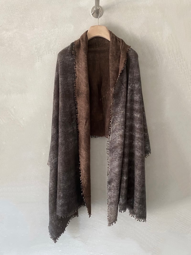 Stola infeltrita bicolore in cashmere marrone e castagna con bordi sfrangiati, Alessandro Aste.