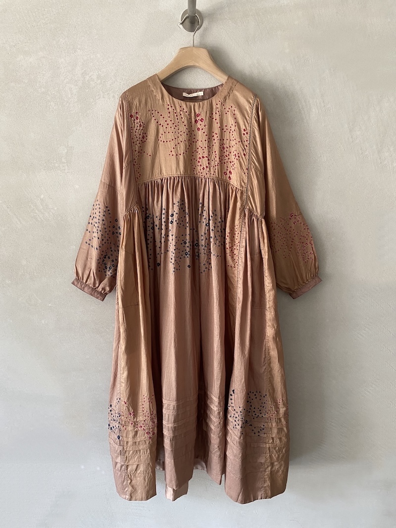 Abito lungo beige dorato in seta dipinta a mano con tecnica Shibori, maniche lunghe e gonna ampia arricciata, Injiri.