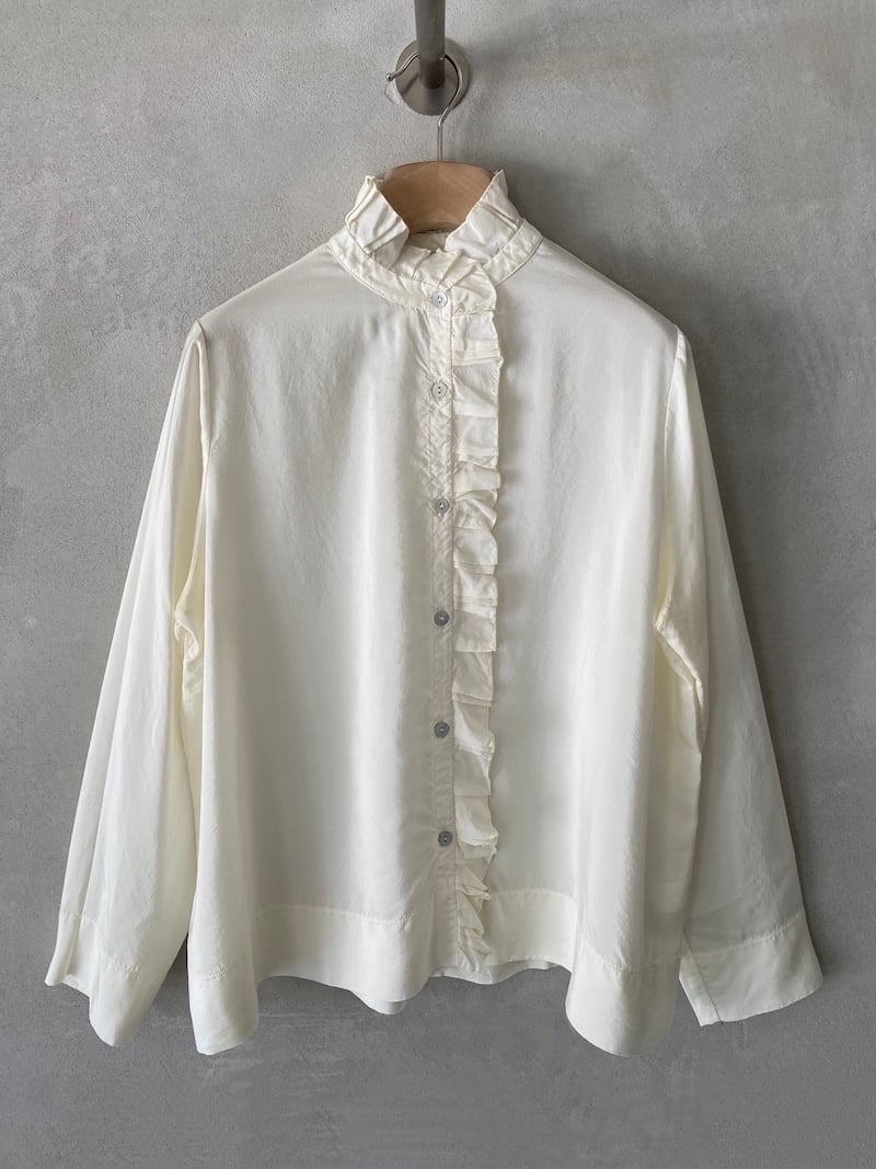 Camicia bianca over in seta tinta in capo, con colletto alto e ruches arricciate lungo l’abbottonatura, Shirt C Zero.