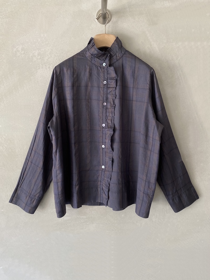 Camicia blu over in seta tinta in capo con motivo a quadri, colletto alto e ruches arricciate lungo l’abbottonatura, Shirt C Zero.