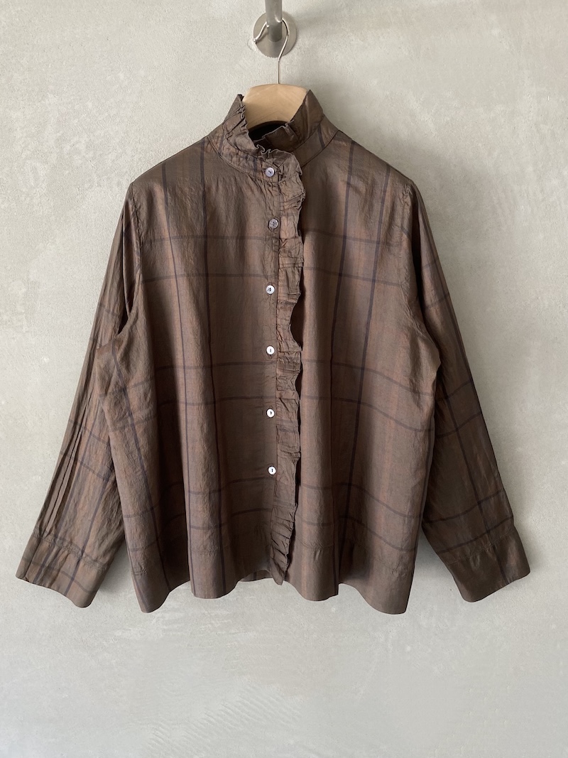 Camicia marrone over in seta tinta in capo con motivo a quadri, colletto alto e ruches arricciate lungo l’abbottonatura, Shirt C Zero.