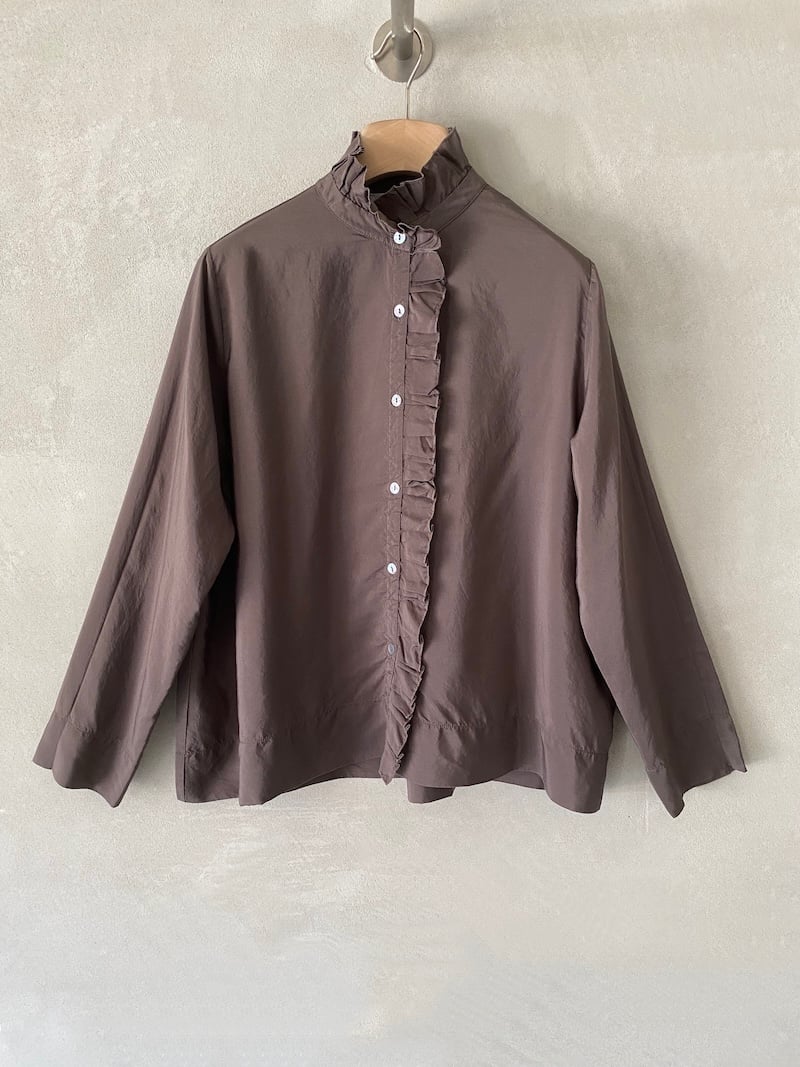 Camicia marrone over in seta tinta in capo, con colletto alto e ruches arricciate lungo l’abbottonatura, Shirt C Zero.