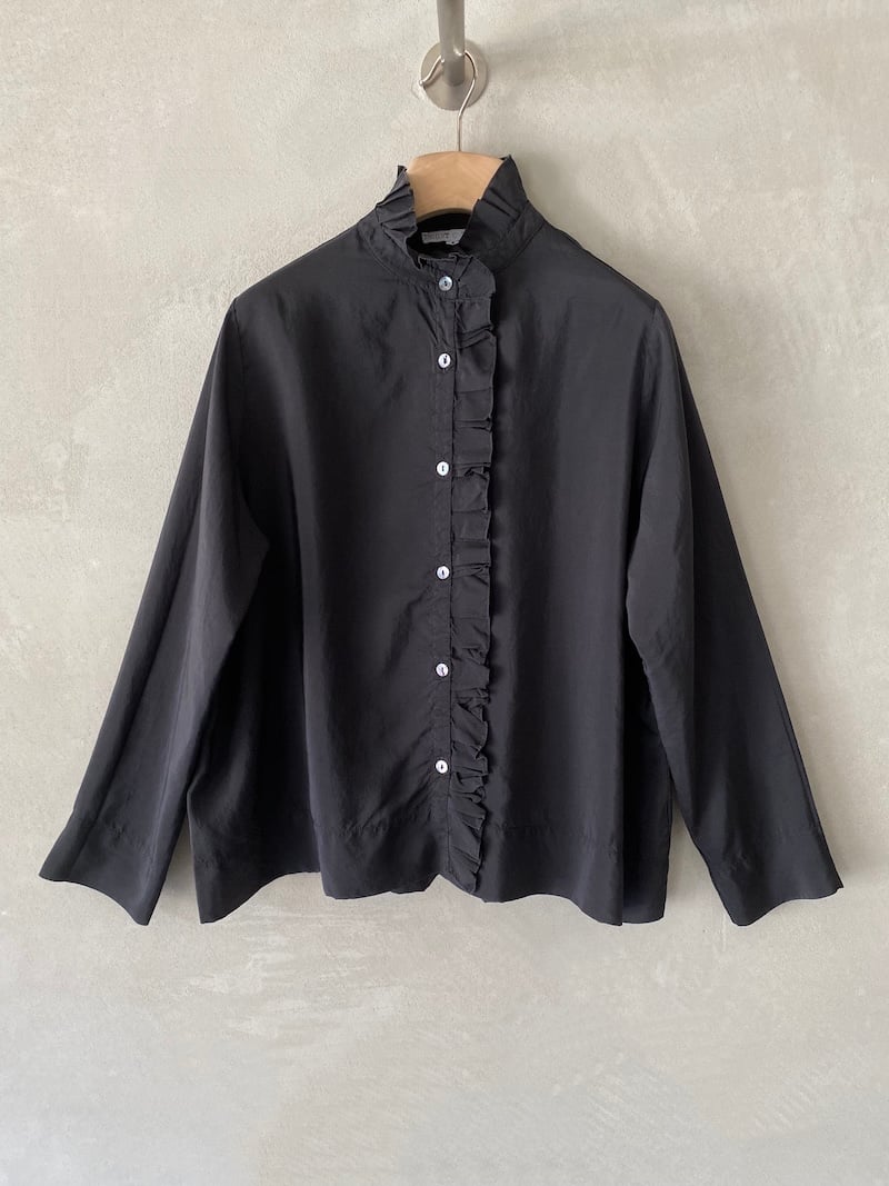 Camicia nera over in seta tinta in capo, con colletto alto e ruches arricciate lungo l’abbottonatura, Shirt C Zero.