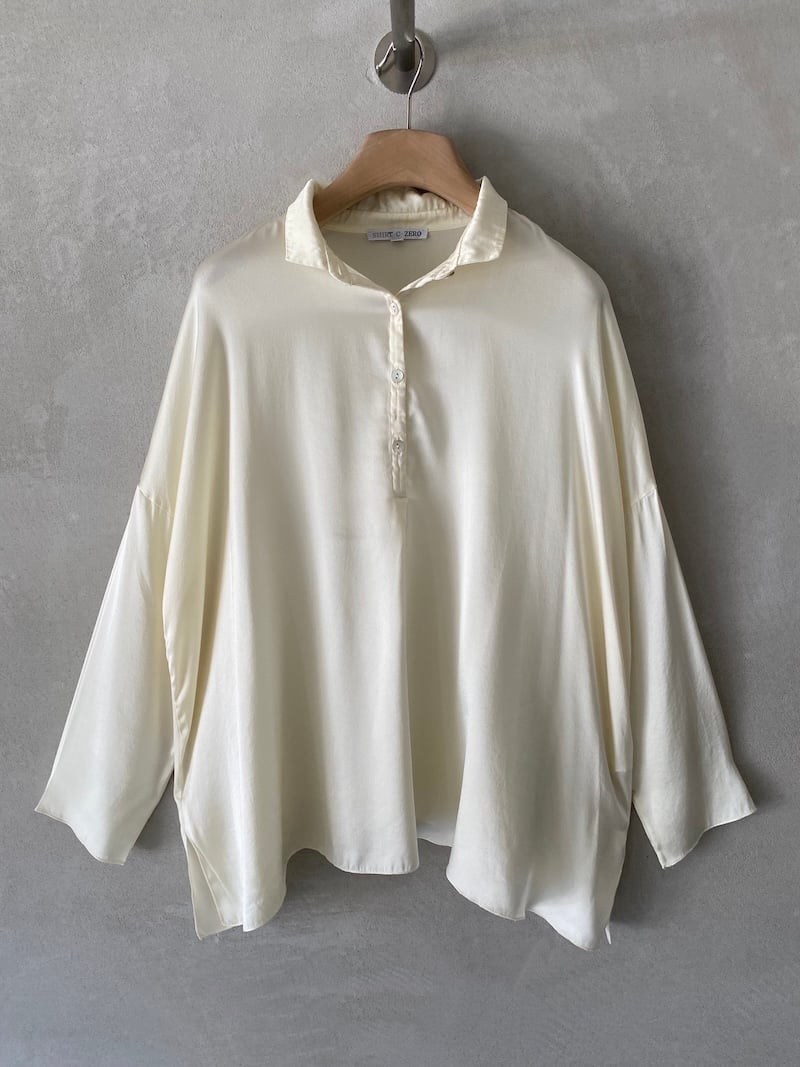 Camicia oversize bianco latte in raso di seta elasticizzato, con colletto classico, spalla calata e maniche lunghe, Shirt C Zero.