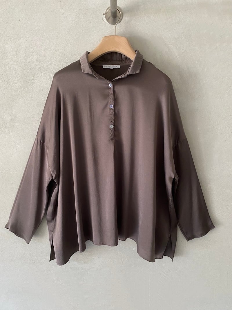 Camicia oversize marrone in raso di seta elasticizzato, con colletto classico, spalla calata e maniche lunghe, Shirt C Zero.
