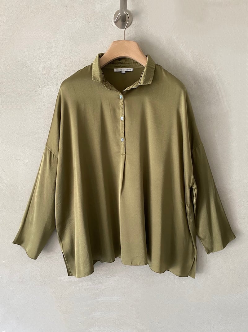 Camicia oversize verde in raso di seta elasticizzato, con colletto classico, spalla calata e maniche lunghe, Shirt C Zero.