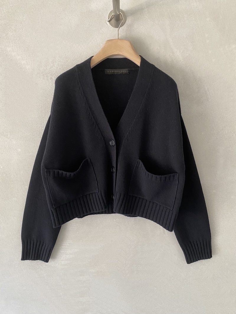 Cardigan nero over corto in cashmere, con scollo a V, bottoni in madreperla e tasche applicate, Marina Lari.