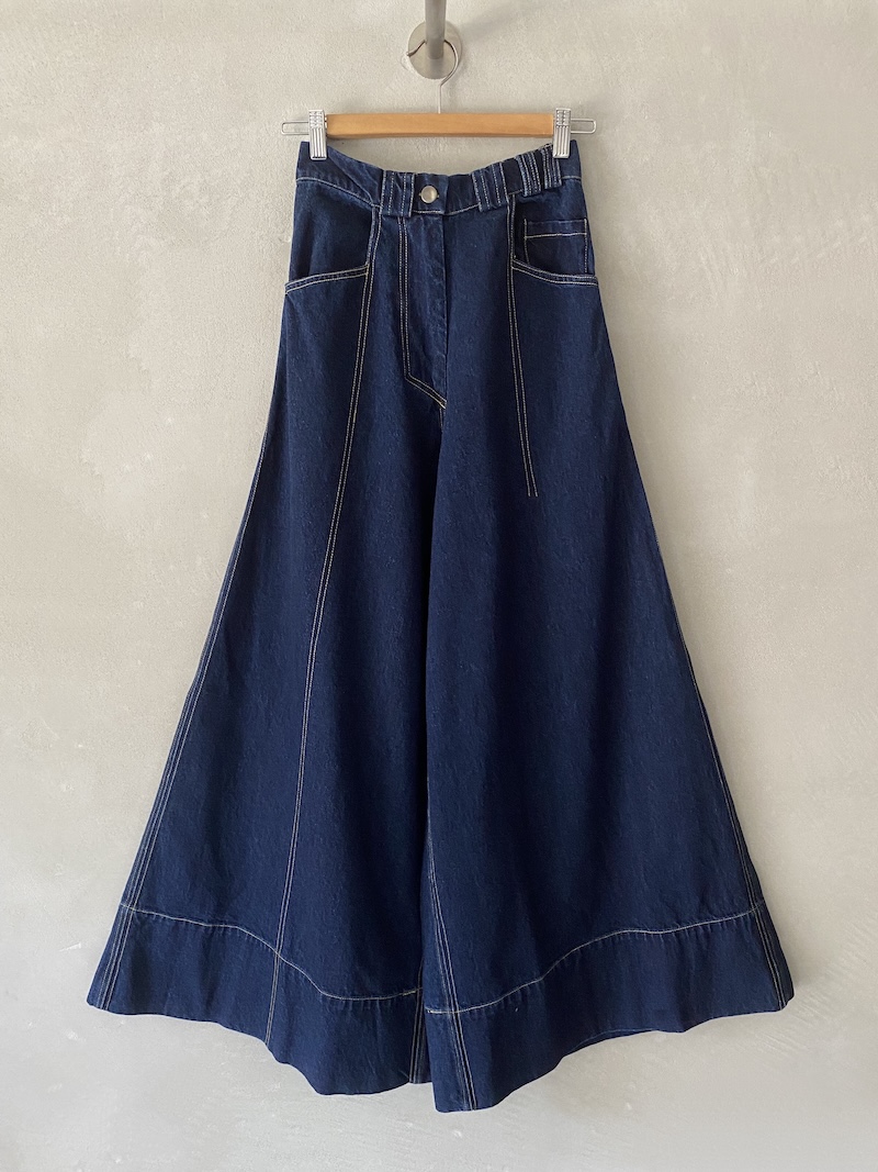 Jeans blu in denim di cotone, a vita alta e gamba molto larga, con cavallo sceso e cuciture verticali, Serie Numerica.