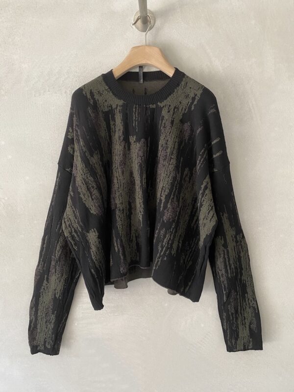 Maglia nera oversize con intarsi multicolore dal disegno irregolare, maniche lunghe e ampie e linea corta, Serie Numerica.