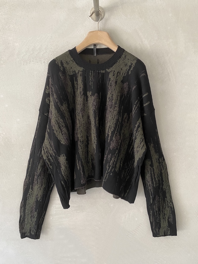 Maglia nera oversize con intarsi multicolore dal disegno irregolare, maniche lunghe e ampie e linea corta, Serie Numerica.