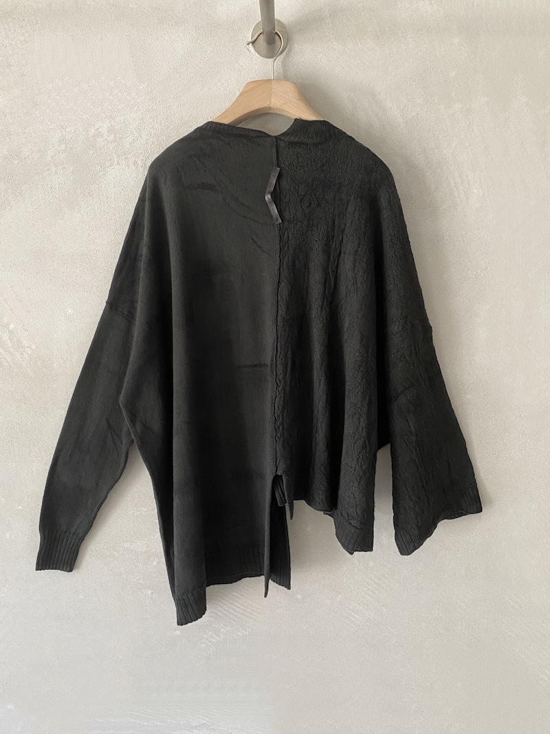 maglia oversize bicolore nera e verde bosco in lana merino extrafine Serie Numerica