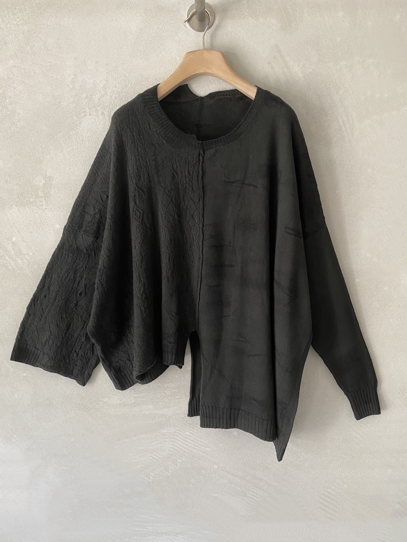 Maglia oversize bicolore nera e verde bosco in lana merino extrafine, con trattamento sfumato a mano e lavorazioni differenti, Serie Numerica.