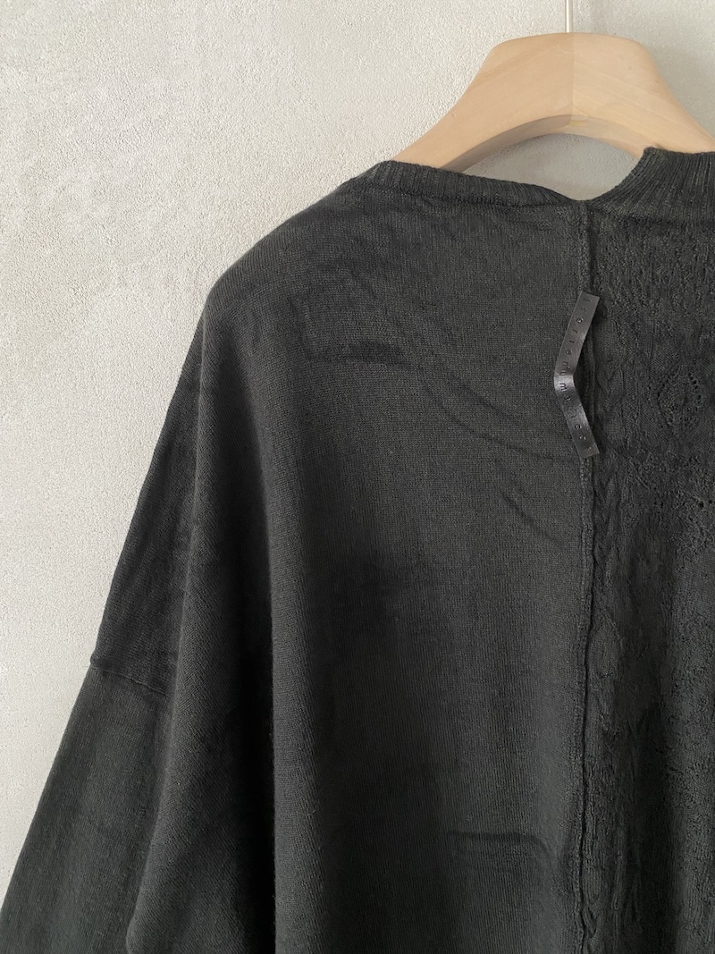 maglia oversize bicolore nera e verde bosco in lana merino extrafine Serie Numerica