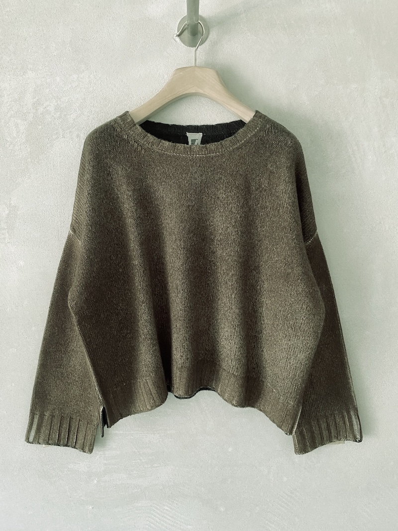 Maglia verde muschio bicolore in lana merino e cashmere spruzzata a mano con aerografo, linea over boxy e maniche larghe, Alessandro Aste.