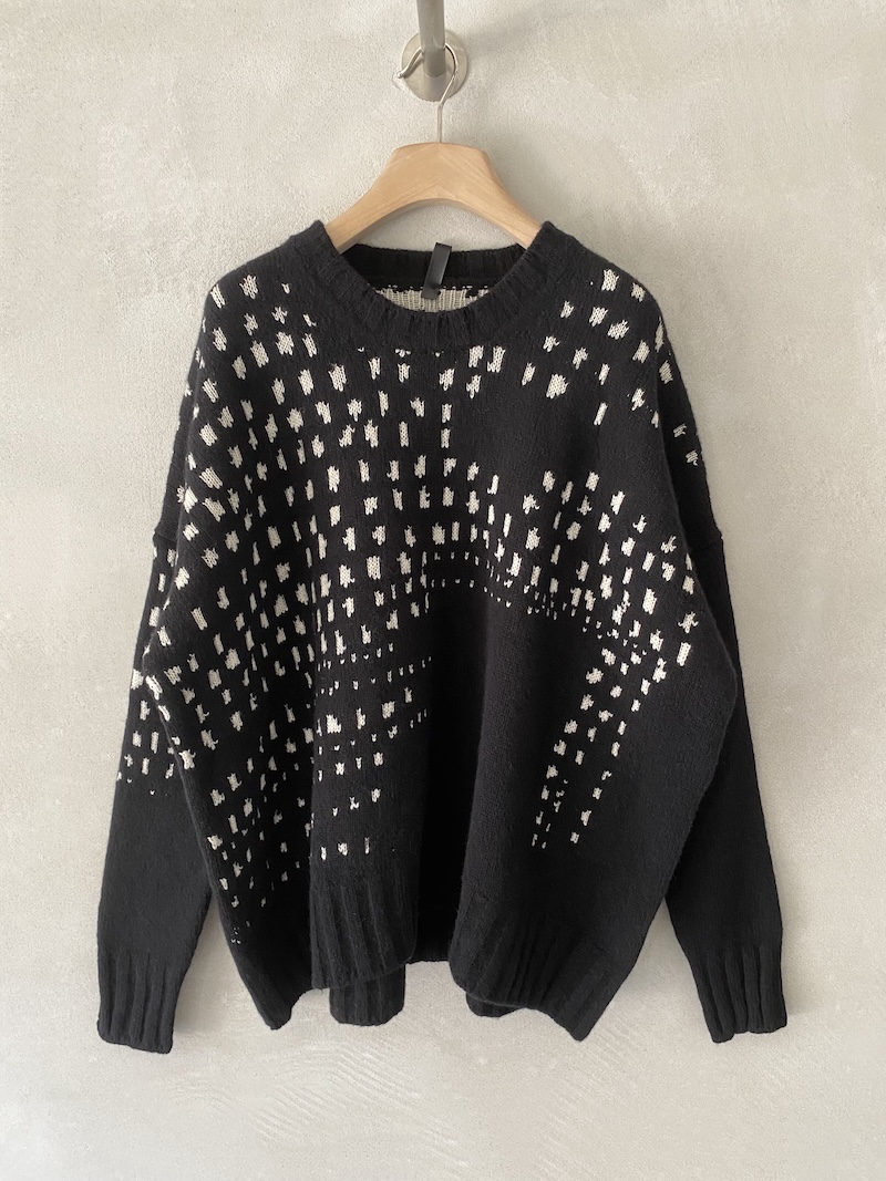 Maglione nero over in lana merino con intarsio bianco a contrasto, spalla calata e fondo più lungo sul retro, Serie Numerica.