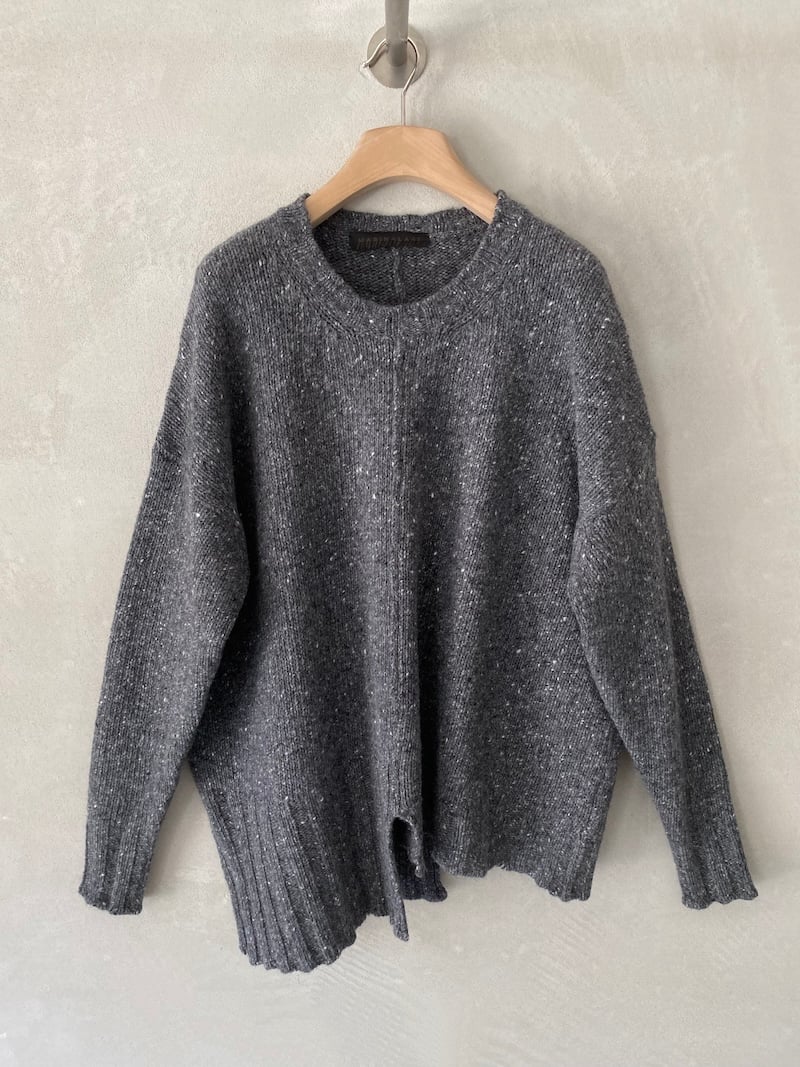 Maglione oversize grigio in cashmere e lana tweed, con fondo asimmetrico, spacco centrale e cuciture a vista, Marina Lari.