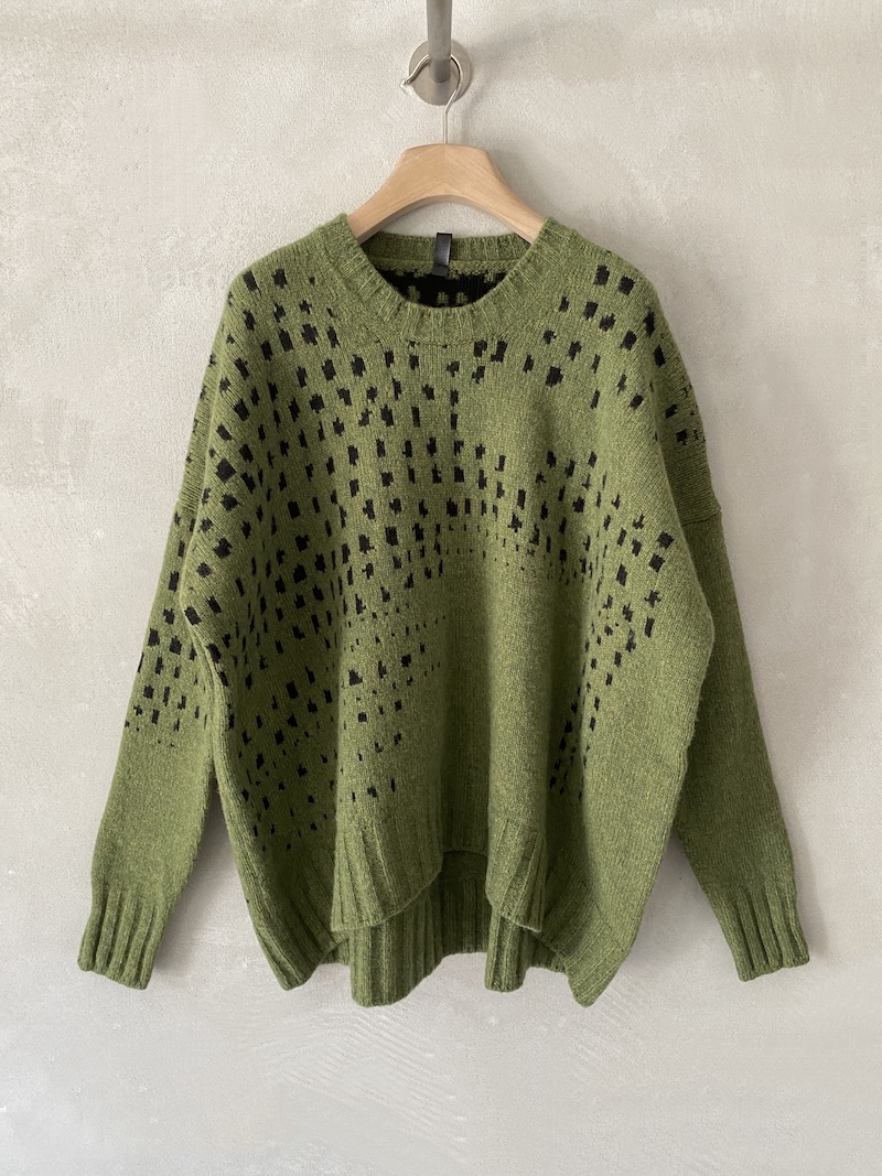 Maglione verde over in lana merino con intarsio nero a contrasto, spalla calata e fondo più lungo sul retro, Serie Numerica.