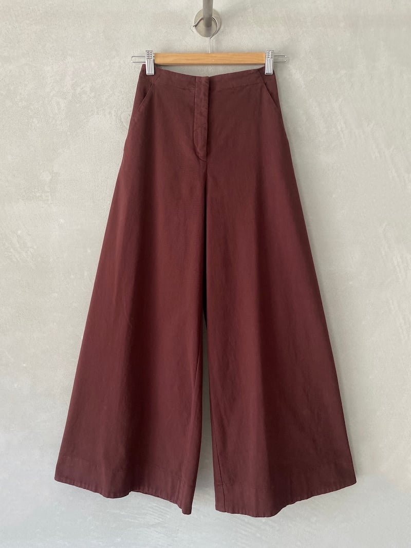 Pantaloni bordeaux in cotone pesante elasticizzato con vita alta, elastico sul dietro e gamba larga, Barbara Tani.
