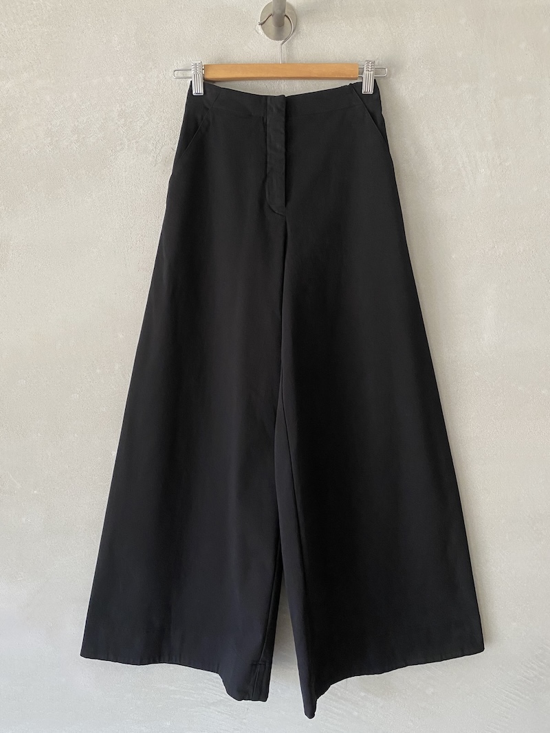 Pantaloni neri in cotone pesante elasticizzato con vita alta, elastico sul dietro e gamba larga, Barbara Tani.