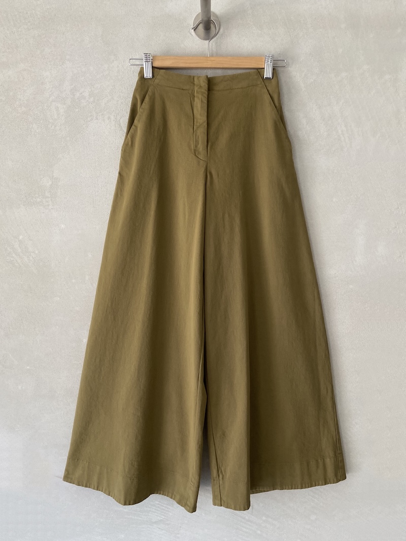 Pantaloni color senape in cotone pesante elasticizzato con vita alta, elastico sul dietro e gamba larga, Barbara Tani.
