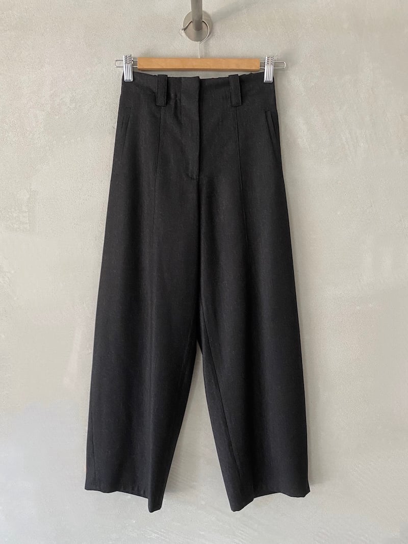 Pantaloni alla caviglia grigio antracite in lana leggera, con vita media, elastico sul dietro e gamba dritta dalla linea morbida, Barbara Tani.