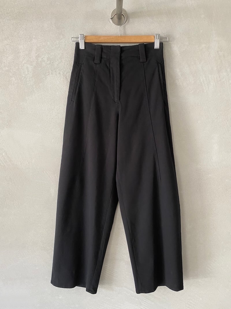 Pantaloni alla caviglia neri in cotone pesante elasticizzato, con vita media, elastico sul dietro e tasche applicate, Barbara Tani.