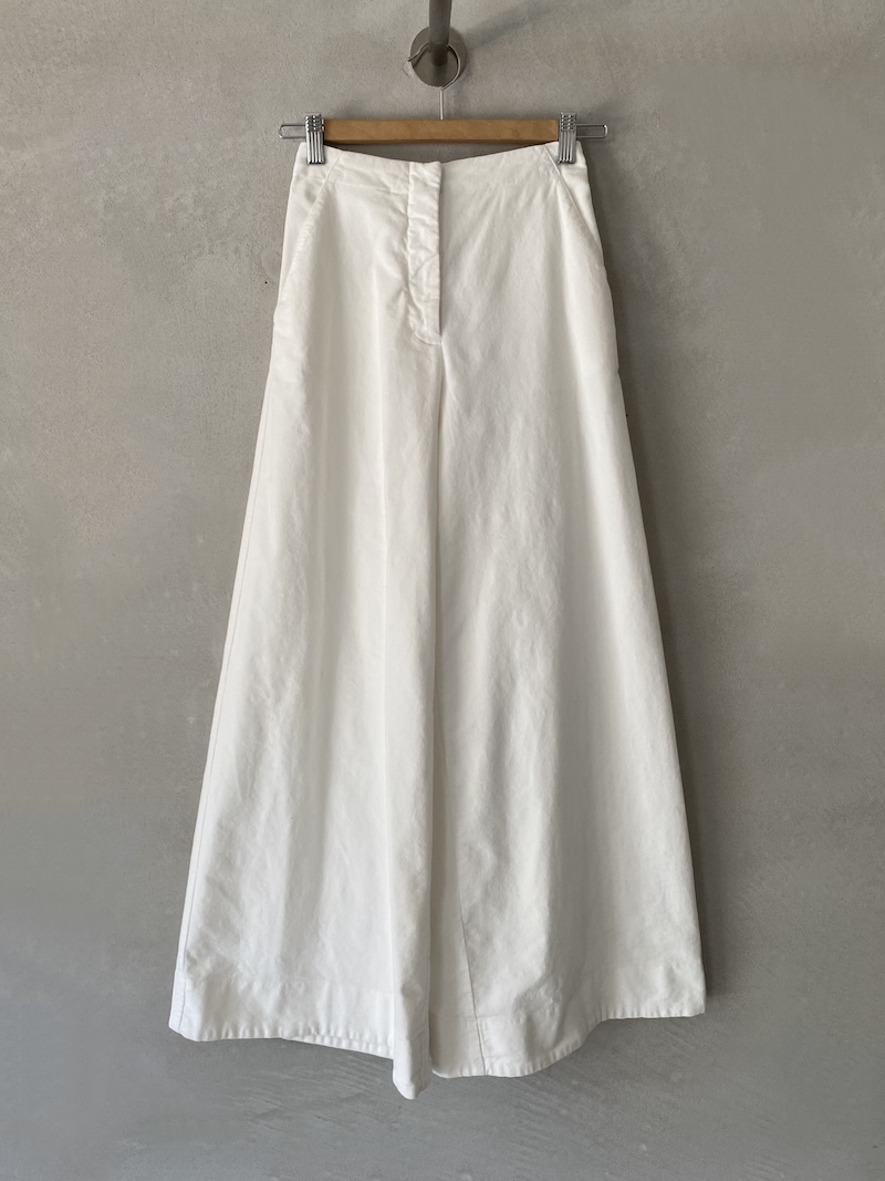 Pantaloni bianchi in velluto di cotone elasticizzato con vita alta, elastico sul dietro e gamba larga, Barbara Tani.