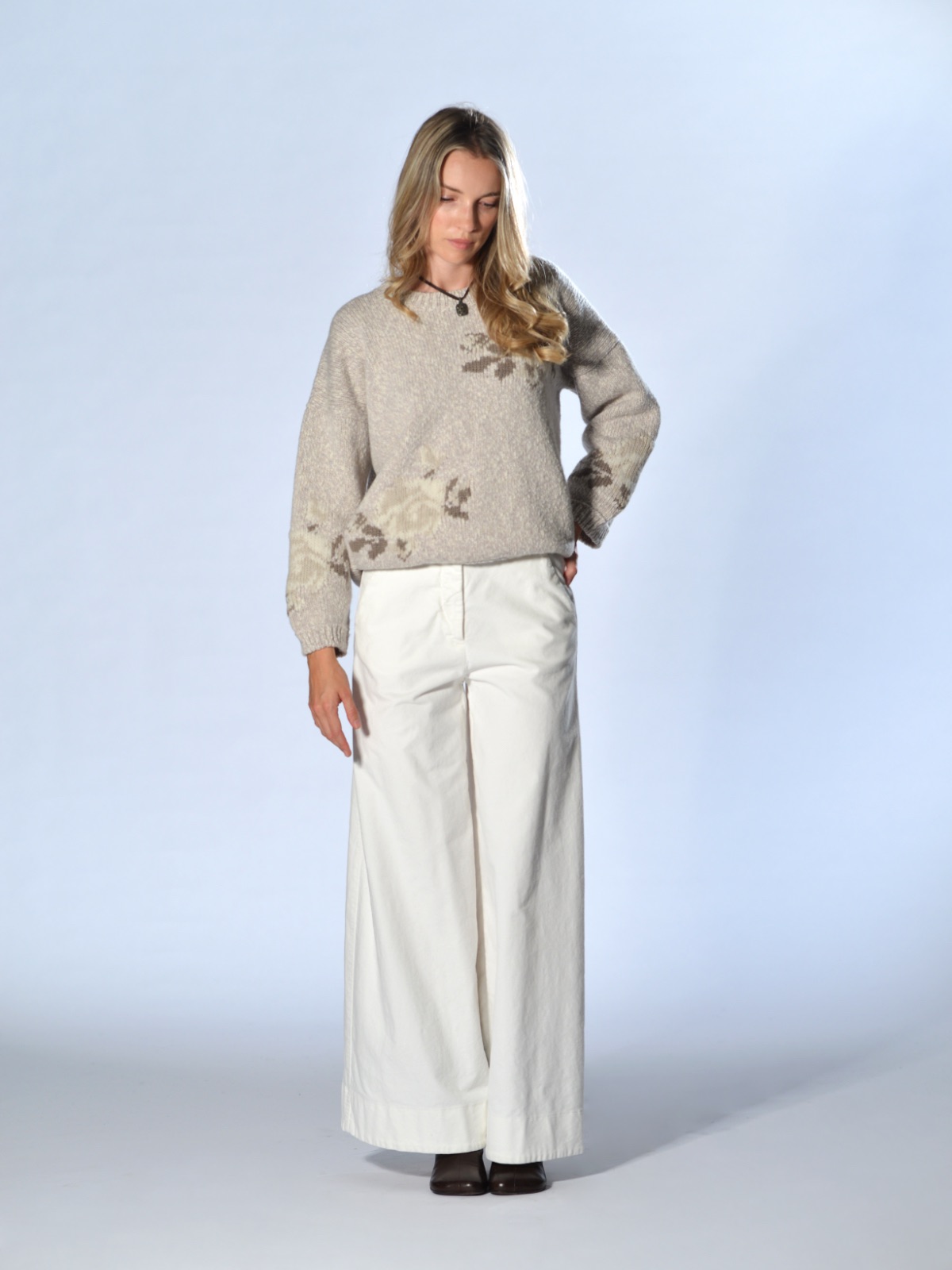 Pantaloni bianchi in velluto di cotone elasticizzato con vita alta, elastico sul dietro e gamba larga, Barbara Tani.