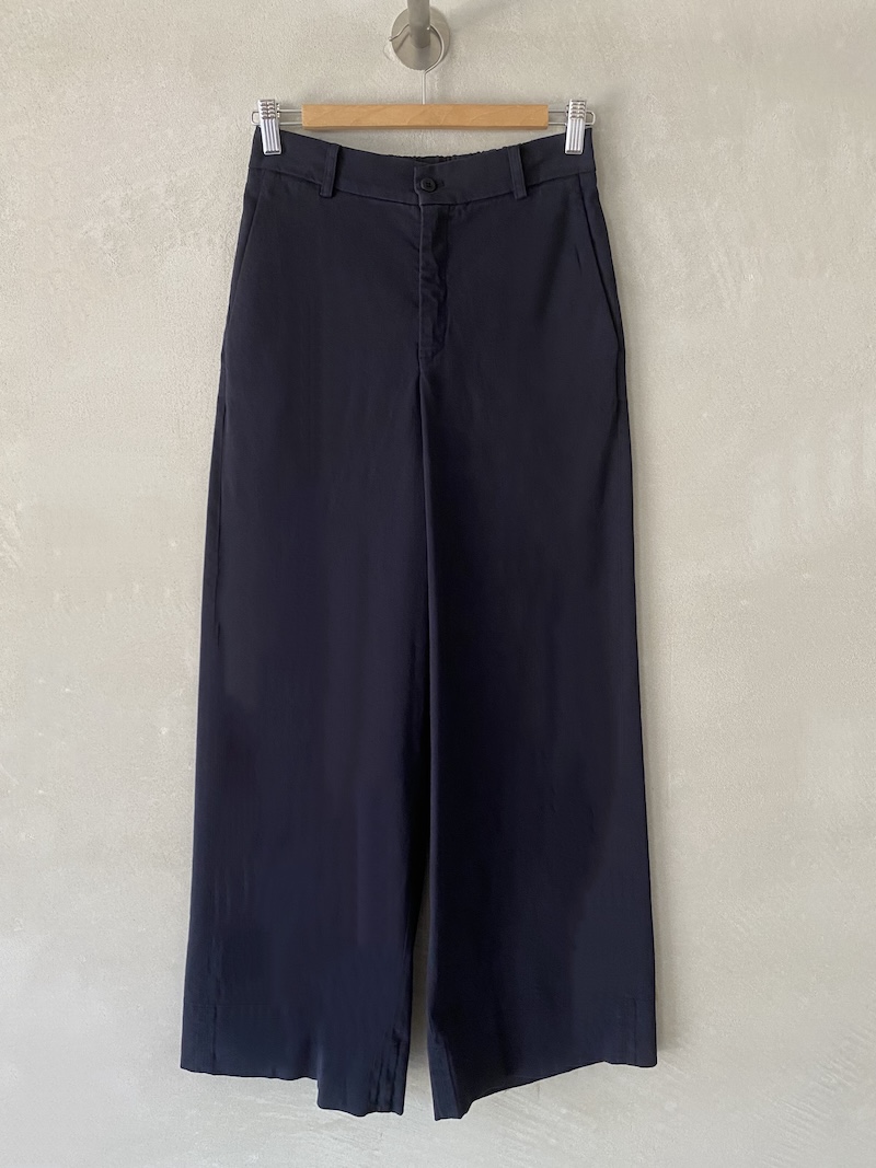 Pantaloni blu navy in cotone elasticizzato con vita media, passanti, elastico sul dietro e gamba dritta, Barbara Tani.